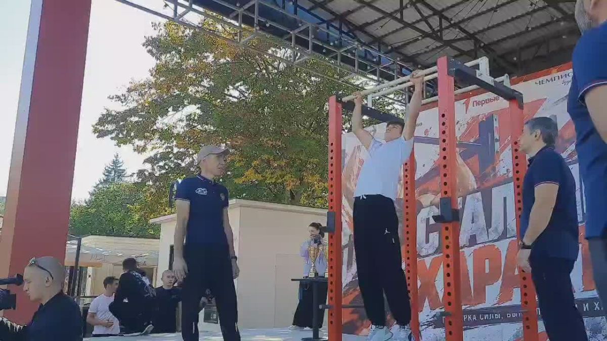 Федерация силового спорта КБР в парке аттракционов в Нальчике провела неофициальное любительское соревнование «Стальной характер», и в программе две дисциплины — многоповторные подтягивания и подъём штанги на бицепс