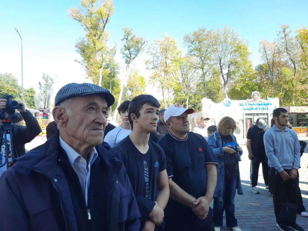 Федерация силового спорта КБР в парке аттракционов в Нальчике провела неофициальное любительское соревнование «Стальной характер», и в программе две дисциплины — многоповторные подтягивания и подъём штанги на бицепс Федерация силового спорта КБР в парке аттракционов в Нальчике провела неофициальное любительское соревнование «Стальной характер», и в программе две дисциплины — многоповторные подтягивания и подъём штанги на бицепс