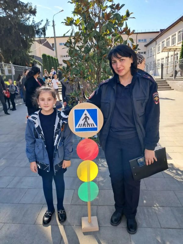 Сотрудники линейного отдела полиции на станции Прохладная в рамках декады по профилактике дорожно-транспортного травматизма организовали и провели для учащихся МКОУ «Гимназия №14» городского округа Нальчик интерактивный урок... Сотрудники линейного отдела полиции на станции Прохладная в рамках декады по профилактике дорожно-транспортного травматизма организовали и провели для учащихся МКОУ «Гимназия №14» городского округа Нальчик интерактивный урок...