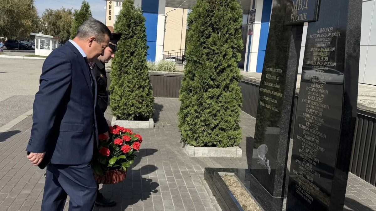 В Урванском районе почтили память сотрудников органов внутренних дел, погибших при исполнения служебного долга В Урванском районе почтили память сотрудников органов внутренних дел, погибших при исполнения служебного долга