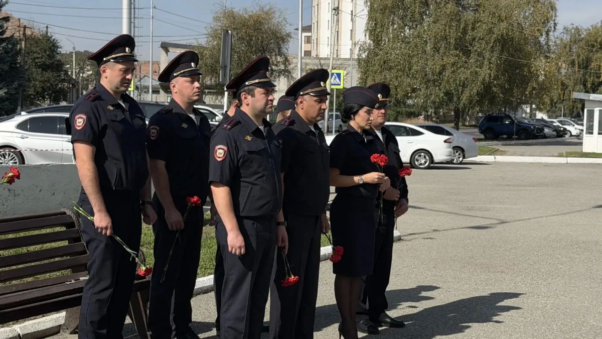 В Урванском районе почтили память сотрудников органов внутренних дел, погибших при исполнения служебного долга В Урванском районе почтили память сотрудников органов внутренних дел, погибших при исполнения служебного долга