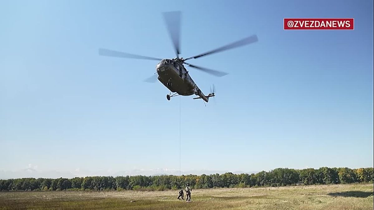 Высота и риск.. В Кабардино-Балкарии бойцы спецназа Росгвардии отработали беспарашютное десантирование. С борта вертолета Ми-8 они спустились на альпинистских тросах на неподготовленные площадки