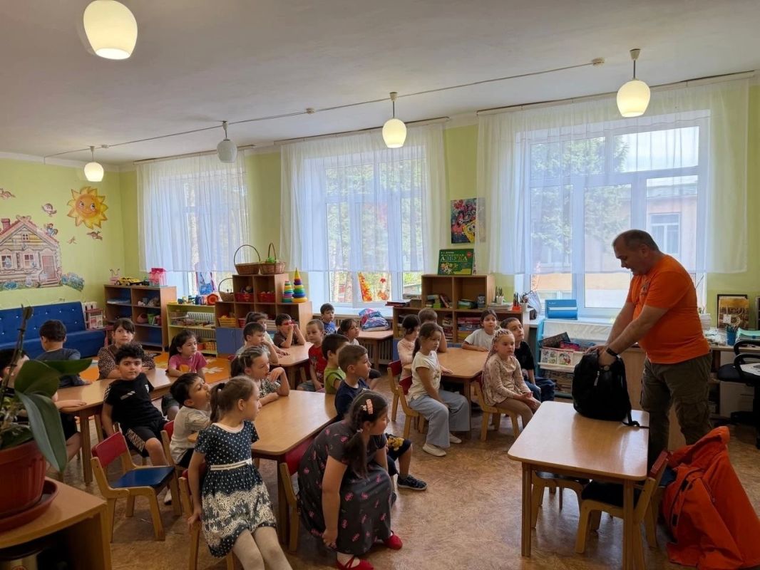 Безопасность в игре: “ЛизаАлерт” провёл занятие в детсаду Нальчика Безопасность в игре: “ЛизаАлерт” провёл занятие в детсаду Нальчика