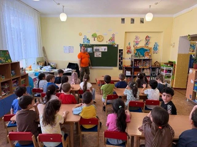 Безопасность в игре: “ЛизаАлерт” провёл занятие в детсаду Нальчика