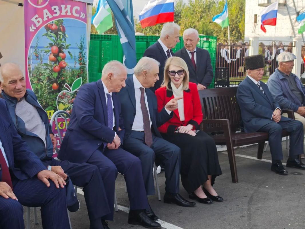 В Баксанском районе прошли памятные мероприятия, приуроченные к 85-летию со дня рождения первого Президента Кабардино-Балкарии Валерия Кокова В Баксанском районе прошли памятные мероприятия, приуроченные к 85-летию со дня рождения первого Президента Кабардино-Балкарии Валерия Кокова