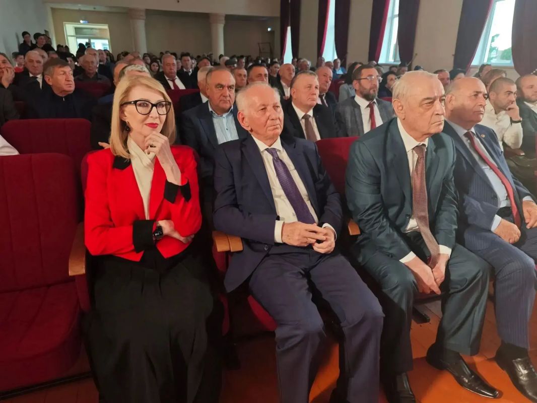 В Баксанском районе прошли памятные мероприятия, приуроченные к 85-летию со дня рождения первого Президента Кабардино-Балкарии Валерия Кокова В Баксанском районе прошли памятные мероприятия, приуроченные к 85-летию со дня рождения первого Президента Кабардино-Балкарии Валерия Кокова