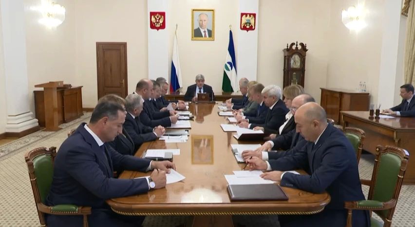 Казбек Коков провел совещание с главами районов