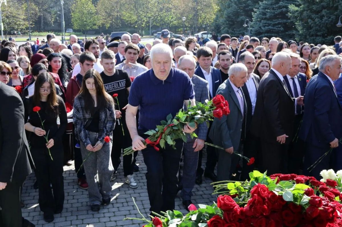 В день 85-летия со дня рождения первого Президента Кабардино-Балкарской Республики Валерия Мухамедовича Кокова в Нальчике состоялись митинг и торжественная церемония возложения цветов к памятнику, установленному перед... В день 85-летия со дня рождения первого Президента Кабардино-Балкарской Республики Валерия Мухамедовича Кокова в Нальчике состоялись митинг и торжественная церемония возложения цветов к памятнику, установленному перед...