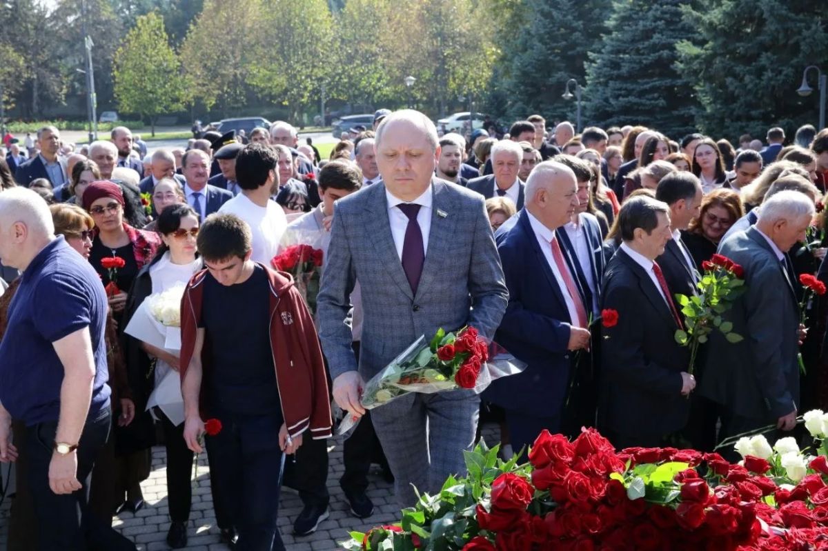 В день 85-летия со дня рождения первого Президента Кабардино-Балкарской Республики Валерия Мухамедовича Кокова в Нальчике состоялись митинг и торжественная церемония возложения цветов к памятнику, установленному перед... В день 85-летия со дня рождения первого Президента Кабардино-Балкарской Республики Валерия Мухамедовича Кокова в Нальчике состоялись митинг и торжественная церемония возложения цветов к памятнику, установленному перед...