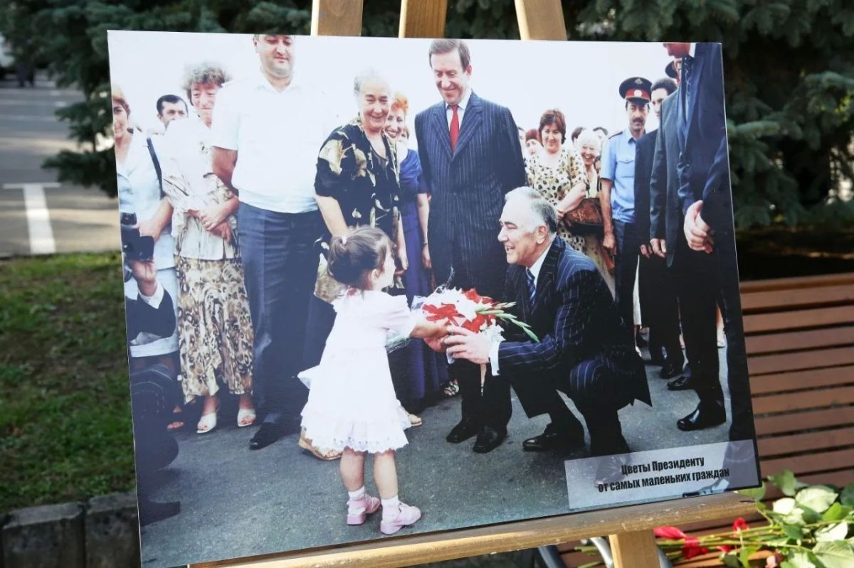 В день 85-летия со дня рождения первого Президента Кабардино-Балкарской Республики Валерия Мухамедовича Кокова в Нальчике состоялись митинг и торжественная церемония возложения цветов к памятнику, установленному перед... В день 85-летия со дня рождения первого Президента Кабардино-Балкарской Республики Валерия Мухамедовича Кокова в Нальчике состоялись митинг и торжественная церемония возложения цветов к памятнику, установленному перед...
