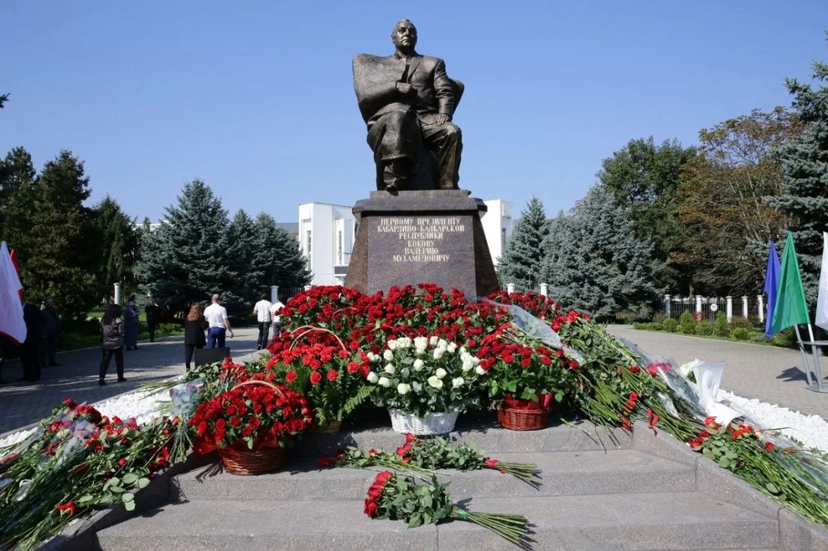 В день 85-летия со дня рождения первого Президента Кабардино-Балкарской Республики Валерия Мухамедовича Кокова в Нальчике состоялись митинг и торжественная церемония возложения цветов к памятнику, установленному перед... В день 85-летия со дня рождения первого Президента Кабардино-Балкарской Республики Валерия Мухамедовича Кокова в Нальчике состоялись митинг и торжественная церемония возложения цветов к памятнику, установленному перед...