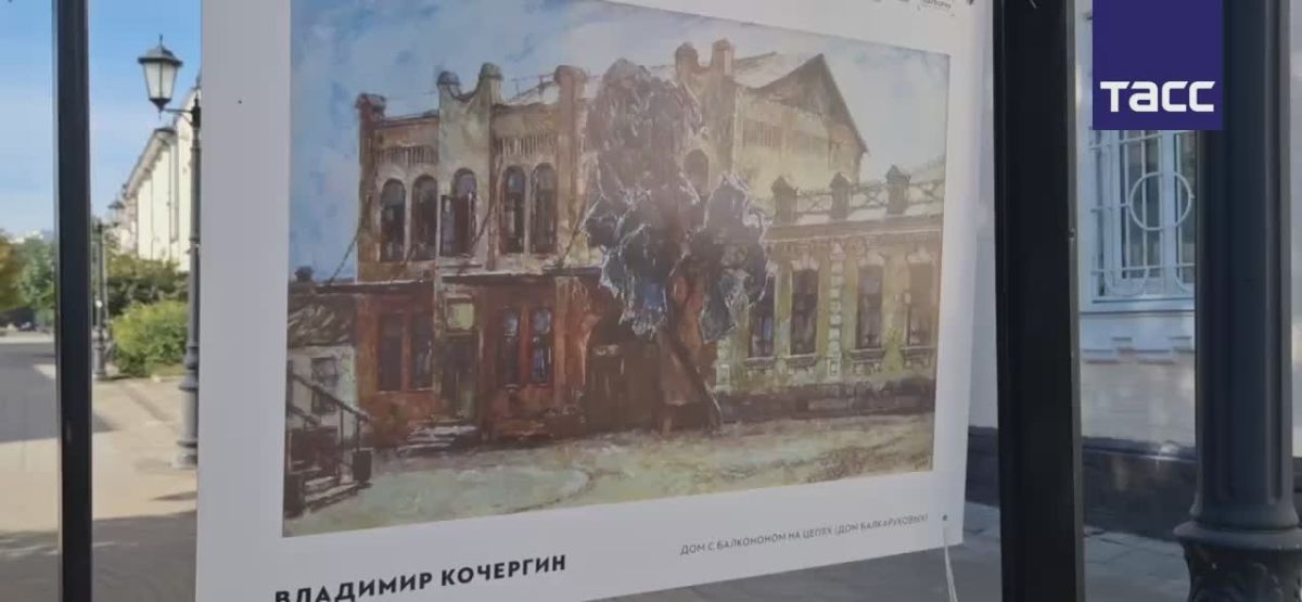 Выставка "Город — сказка, город — мечта", которая состоит из живописных работ, посвященных историческим улицам столицы Кабардино-Балкарии, стала одной из самых популярных экспозиций уличной экспромт-галереи в Нальчике...