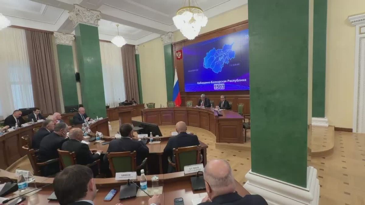Казбек Коков: Провел совещание по вопросам реализации мер по повышению оплаты труда бюджетников, государственных и муниципальных служащих, улучшению качества оказания гос- и муниципальных услуг жителям Кабардино-Балкарии