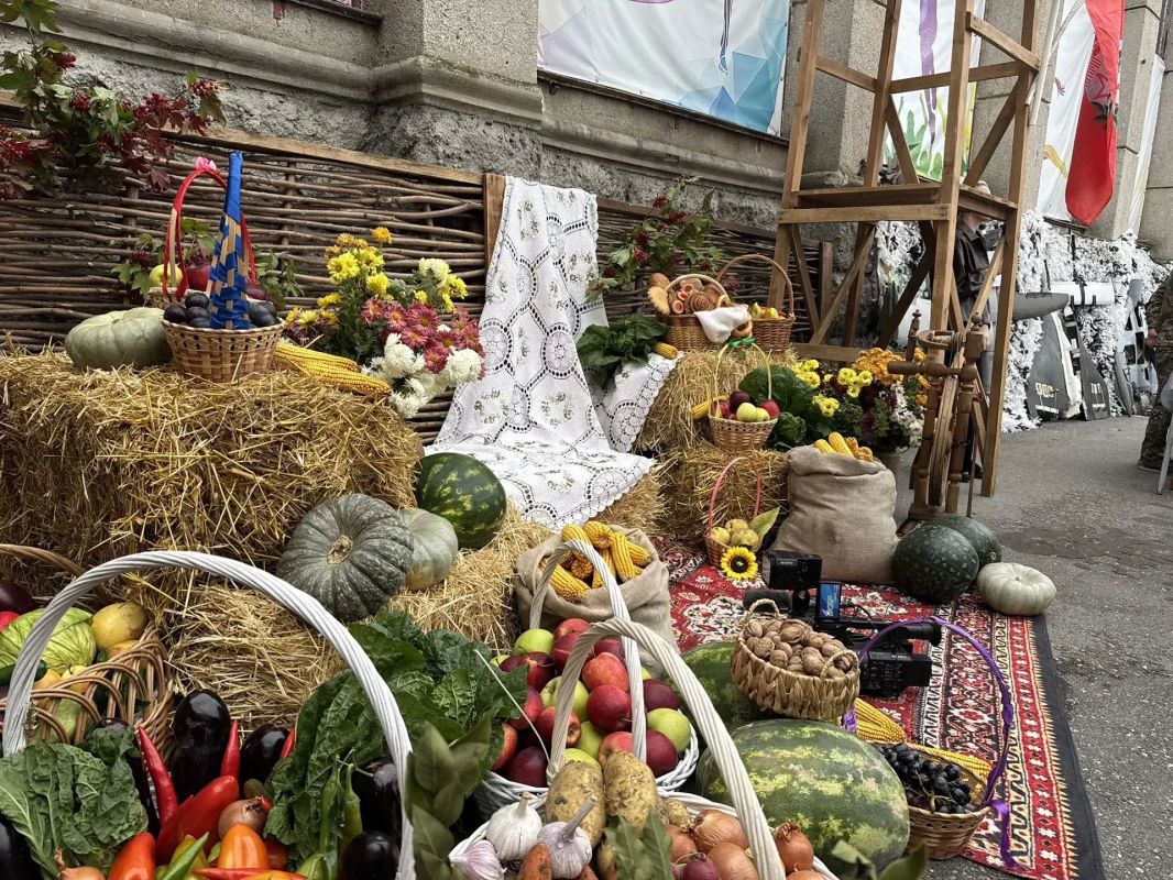 Здесь же – полевая кухня, выставки, мастер-классы Здесь же – полевая кухня, выставки, мастер-классы