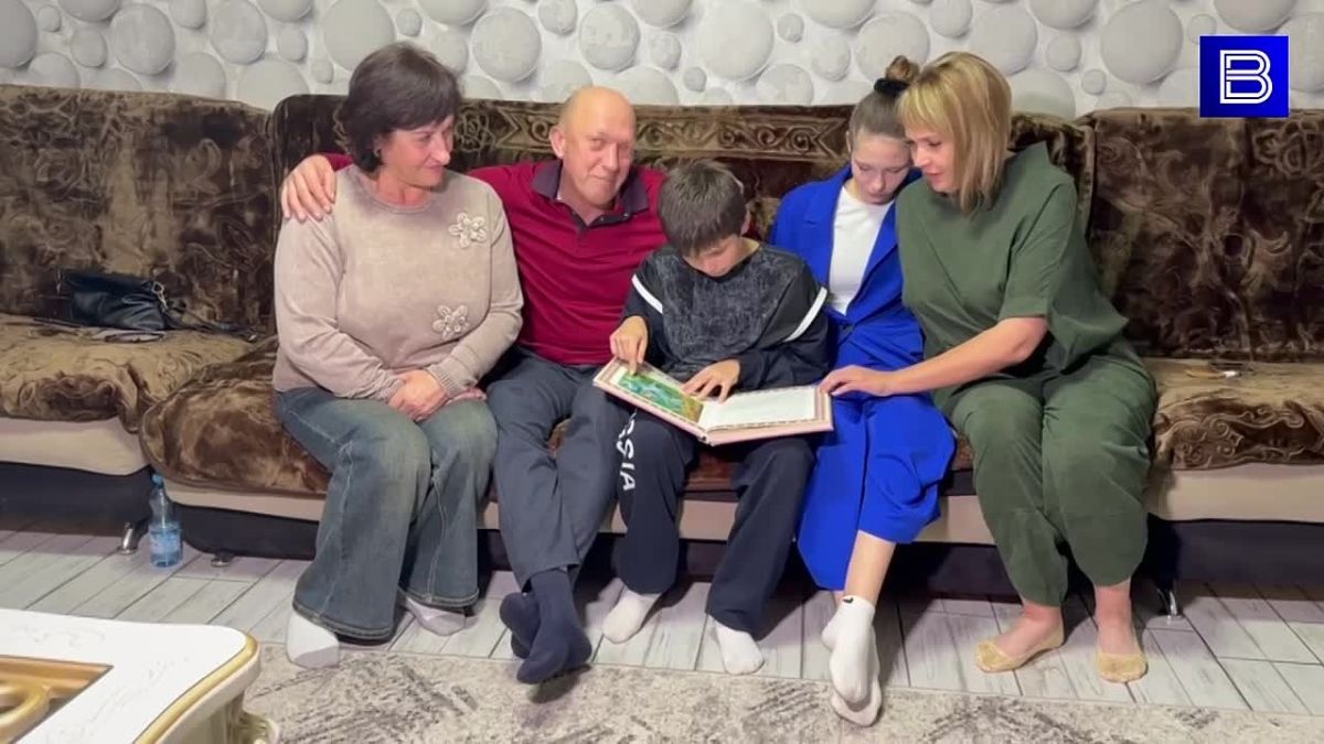 Вот они - семья Азаровых из станицы Александровской Майского района. Они читают вместе