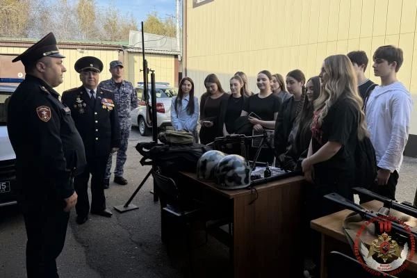 В Нальчике сотрудники вневедомственной охраны Росгвардии провели День открытых дверей для школьников
