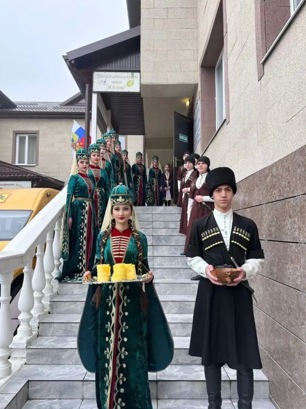 Воспитанники Детской школы искусств имени Кипова в Нижнем Куркужине приняли участие в мастер-классе профессионального ювелира-гравёра Владимира Плахова Воспитанники Детской школы искусств имени Кипова в Нижнем Куркужине приняли участие в мастер-классе профессионального ювелира-гравёра Владимира Плахова