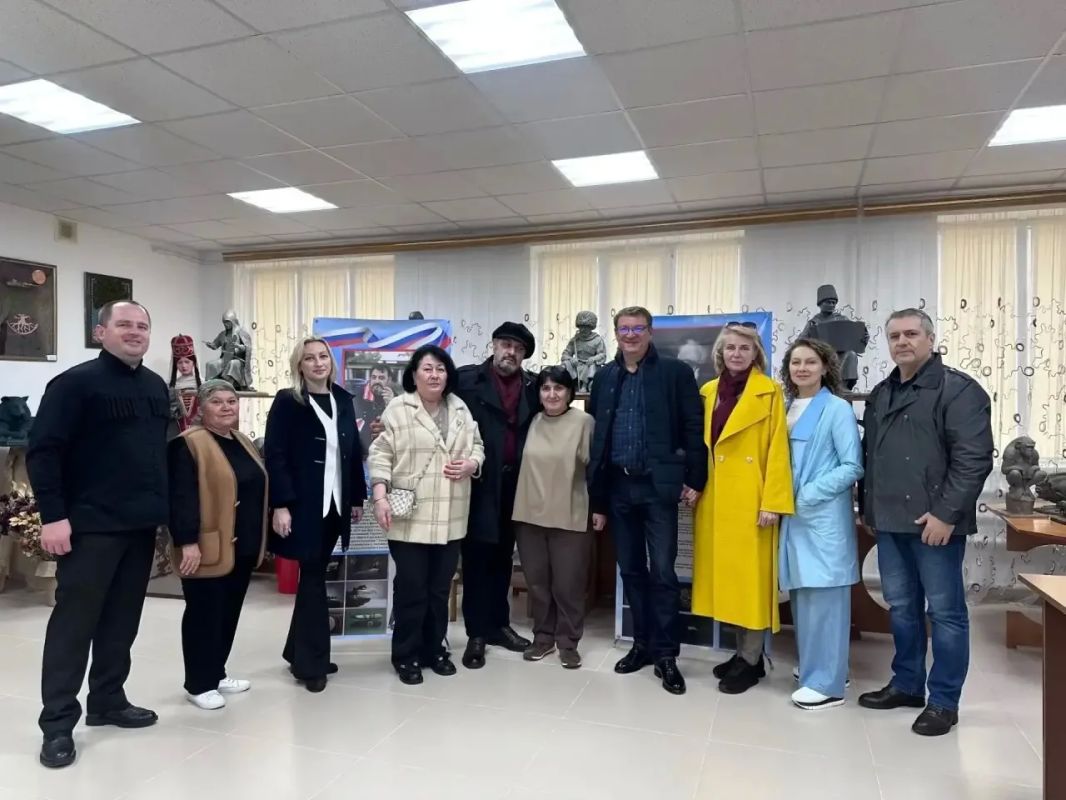 Воспитанники Детской школы искусств имени Кипова в Нижнем Куркужине приняли участие в мастер-классе профессионального ювелира-гравёра Владимира Плахова Воспитанники Детской школы искусств имени Кипова в Нижнем Куркужине приняли участие в мастер-классе профессионального ювелира-гравёра Владимира Плахова