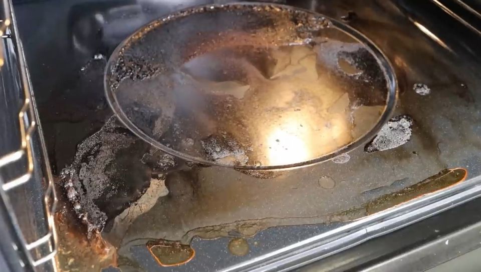 Как легко и быстро отмыть духовку от застарелого жира: секреты чистоты