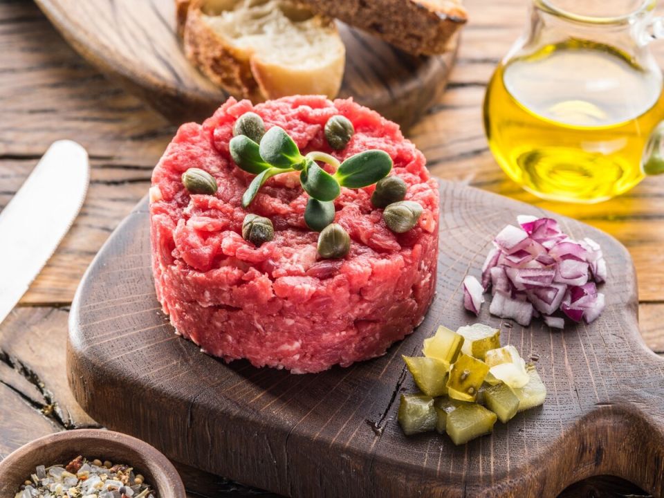 Тартар с рокфором и трюфельным маслом: изысканное угощение для гурманов