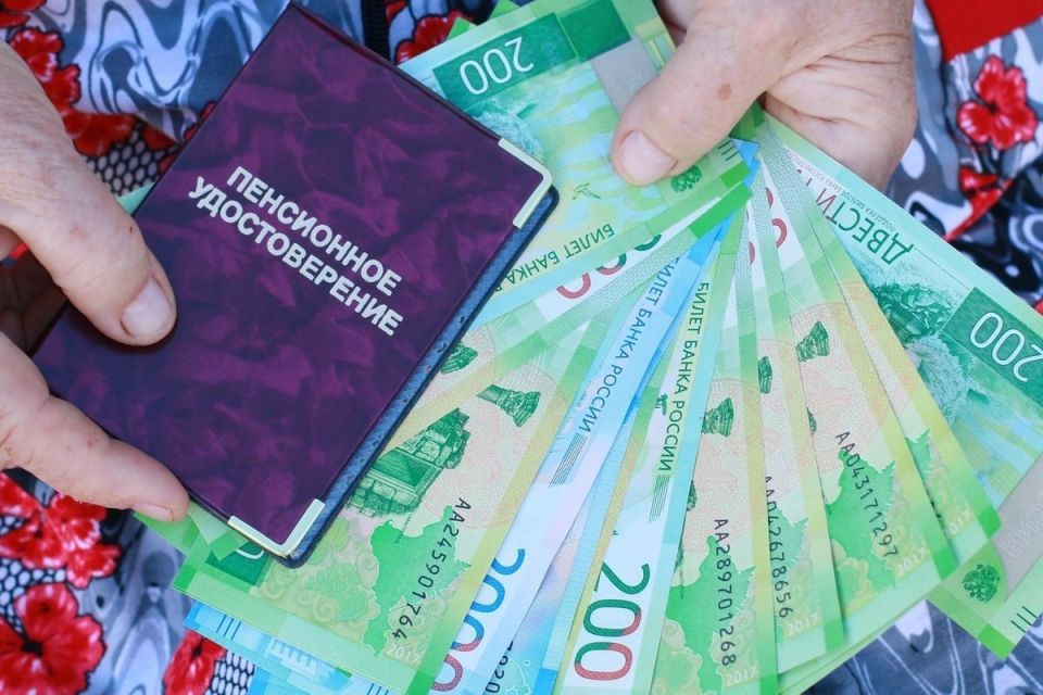 Россияне могут получать две пенсии