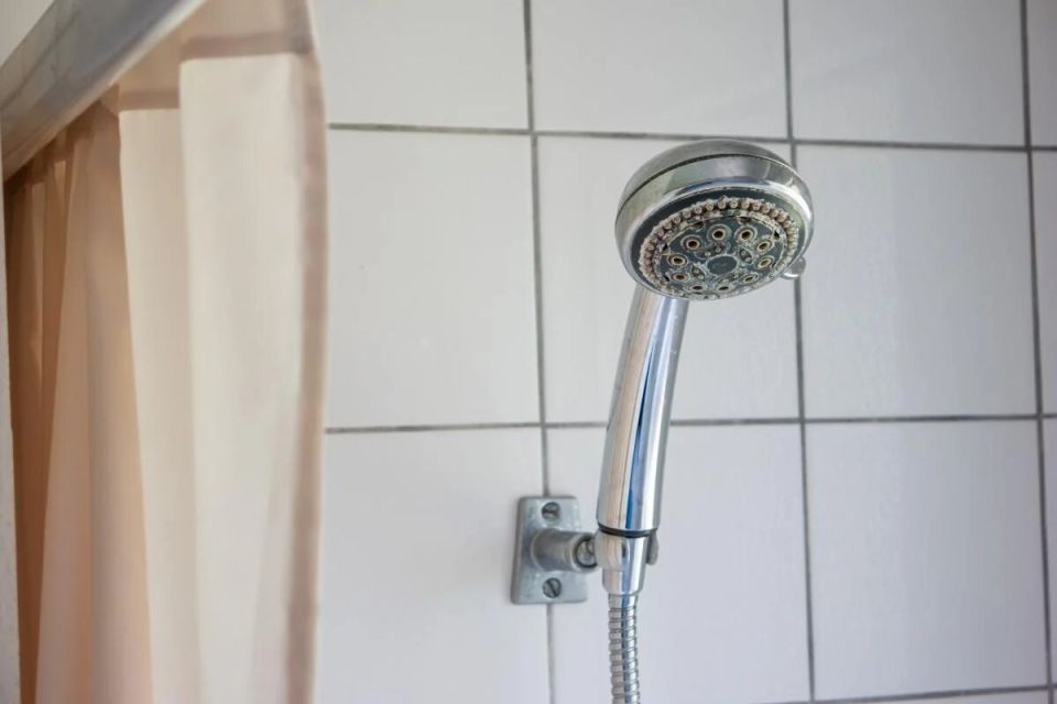 Эффективные методы удаления известкового налета с душевой лейки