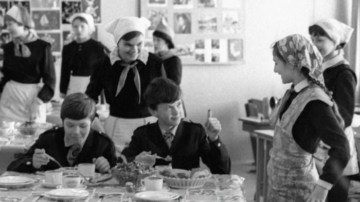 Школьные обеды в СССР: вкусные воспоминания, которые мы не забудем