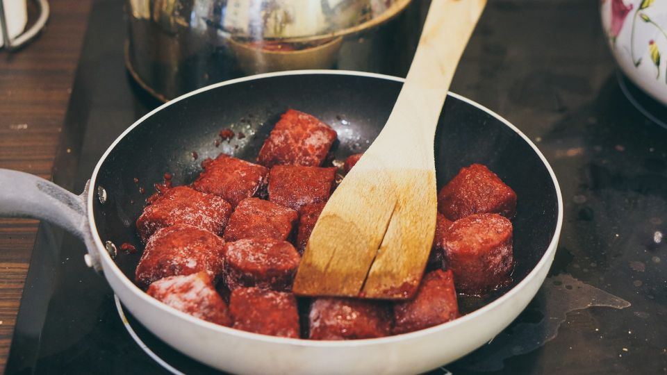 Масло больше не будет лететь во все стороны: при жарке мяса сделайте вот что