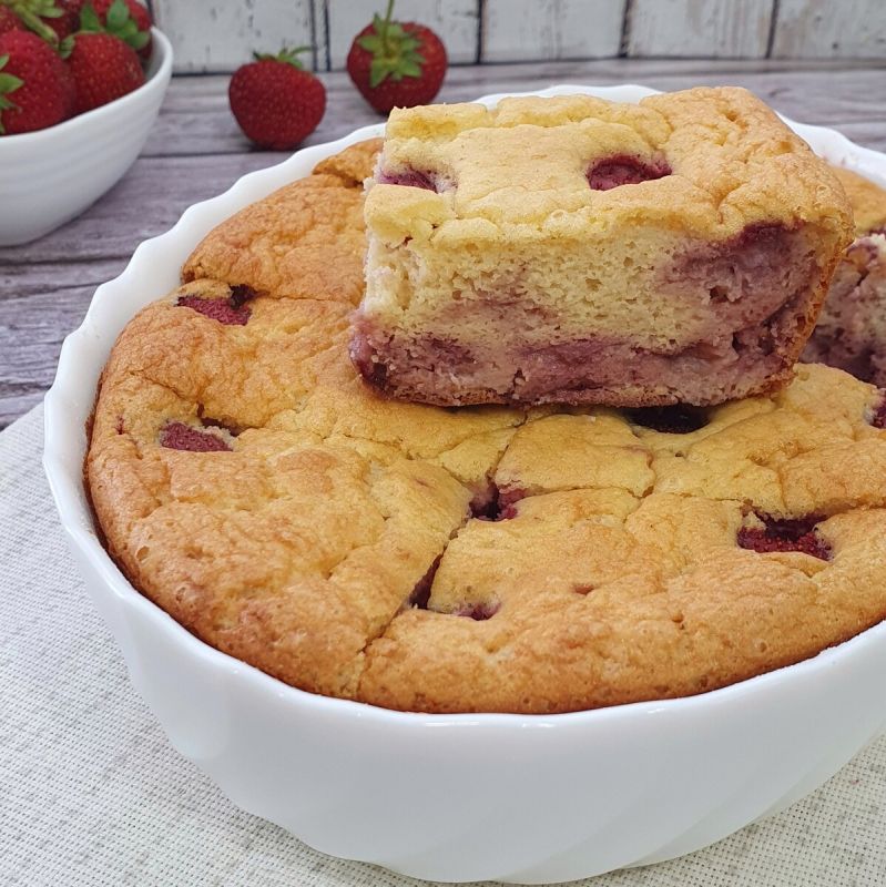 Летний десерт без лишних хлопот: приятный пирог с клубникой