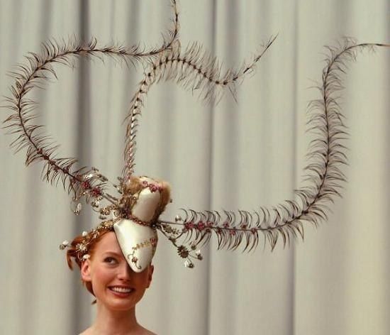 Самые роскошные предметы моды: от шляпы до броши, которые удивляют ценой