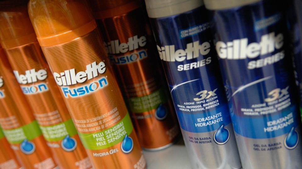 Опытные хозяйки ящиками скупают дешевую пену для бритья: решит сразу две проблемы