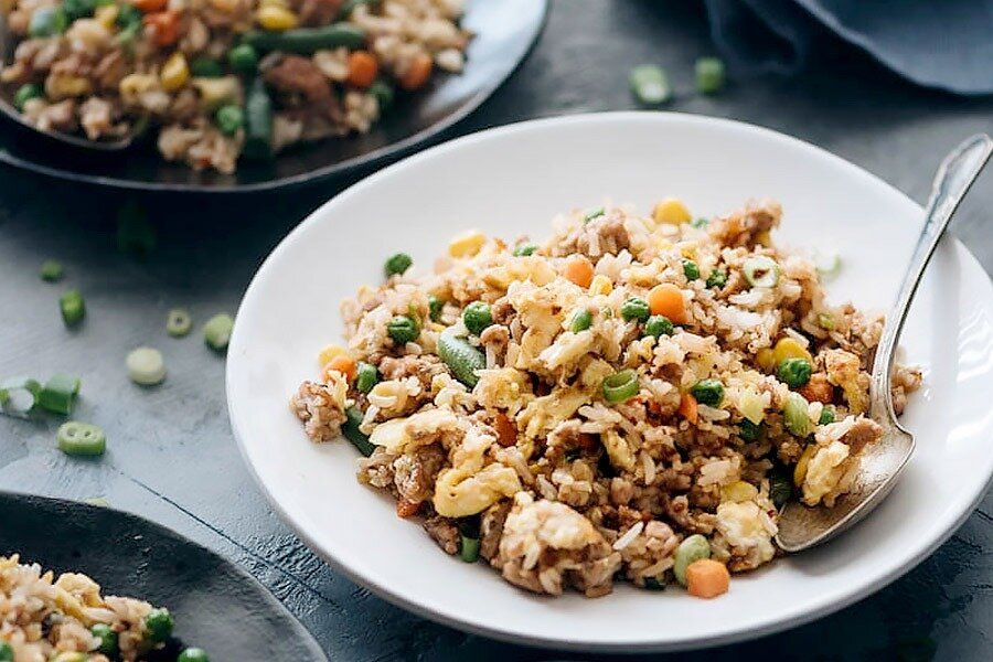 Быстрый и вкусный ужин: как приготовить жареный рис со свининой за 15 минут