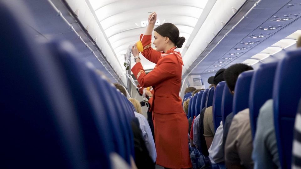 Лайфхак от стюардессы: почему важно надеть кислородную маску сначала на себя, а уже потом на ребенка