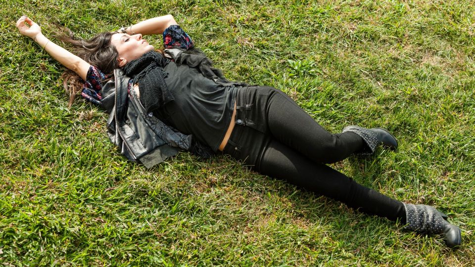 Черные брюки будут как новенькие: вот как избавиться от «застиранного» эффекта