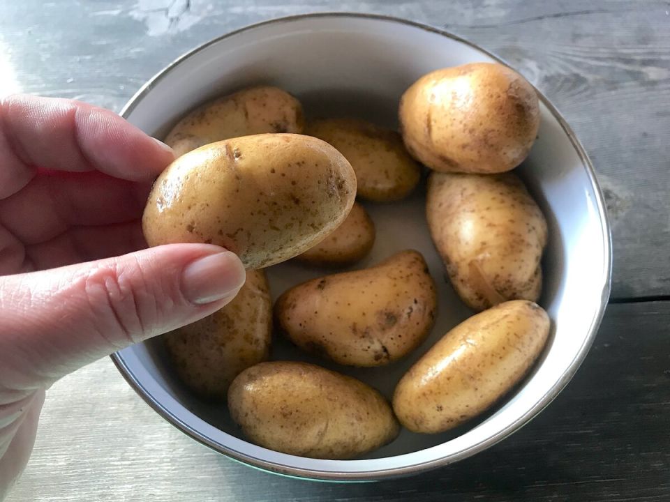 Уникальные способы использования мелкой картошки: простой и вкусный гарнир