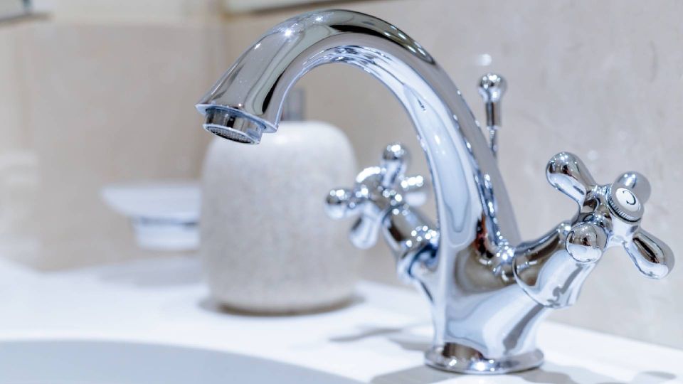 Забудьте о соде и уксусе: белый налет в ванной уберете этим простым раствором