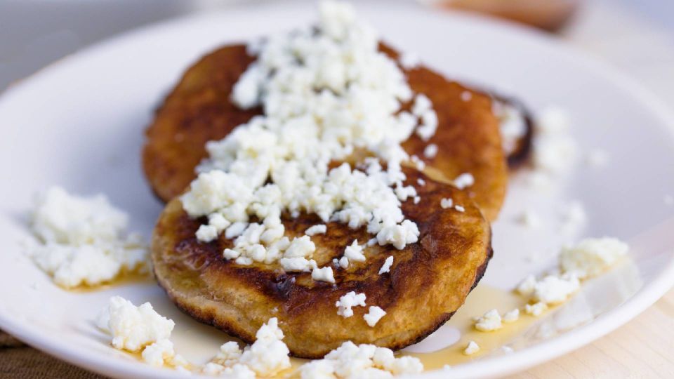 Быстро, дешево и очень вкусно: приготовьте нежные оладьи из плавленых сырков