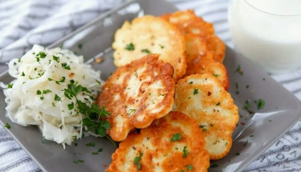 Ленивые тонкие налистники из квашеной капусты: просто, вкусно и быстро