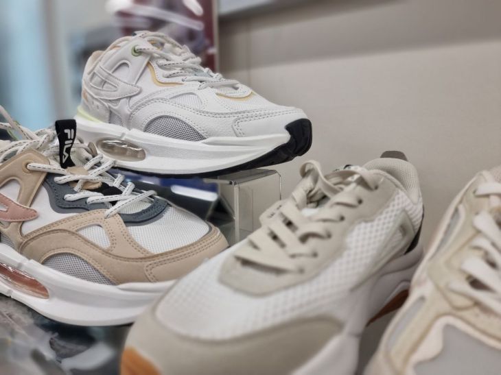 Как один предмет из ванной комнаты спасет вашу обувь: лайфхак для белоснежной подошвы