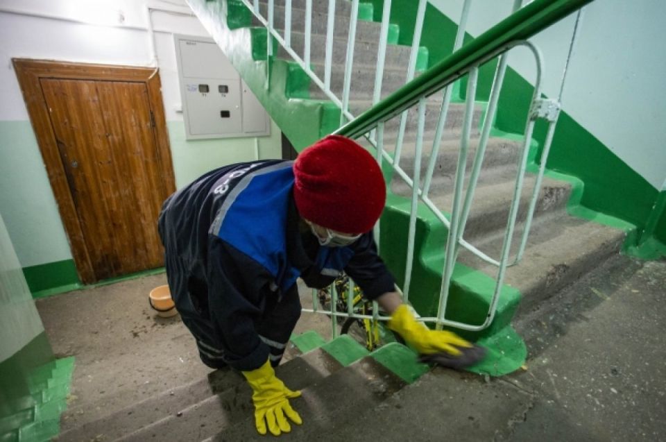 Несмотря на оплату, подъезд остается грязным: куда обращаться?