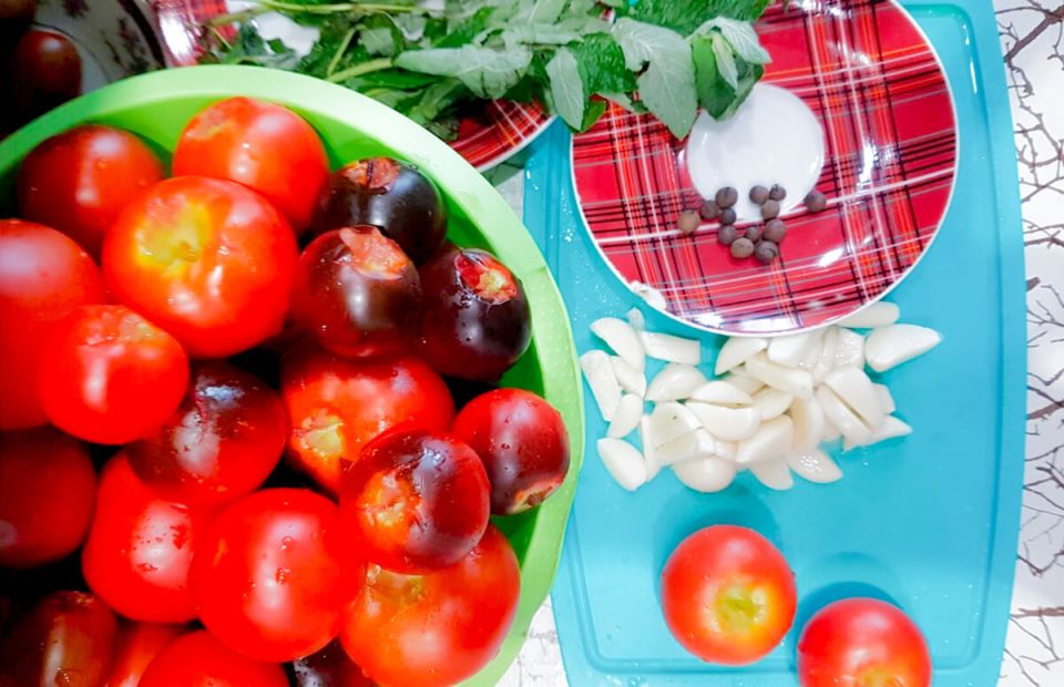 Помидоры с мятой и чесноком: как быстро заготовить вкусный зимний деликатес