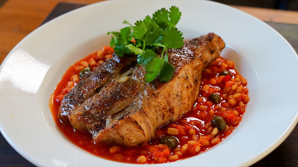 Роскошное блюдо: жареная свиная шея с перловкой в томатном соусе