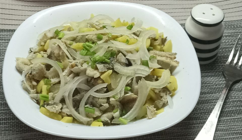 Картофельный салат с вареной рыбой: быстро и вкусно для ужина