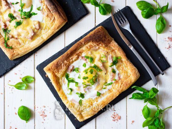 Новый взгляд на завтрак: вкусные слойки с яйцом и ветчиной для романтического утра