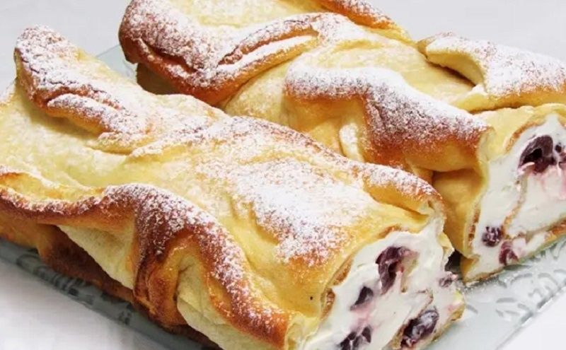 Нежный рулет с ягодами: простое лакомство, которое удивит каждого