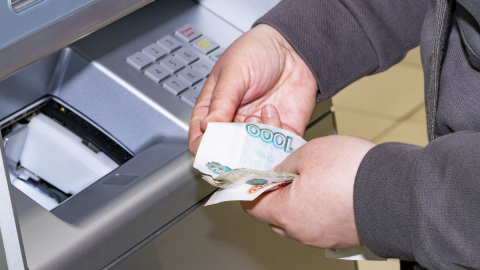 Как избежать высоких комиссий при снятии наличных в 2026 году