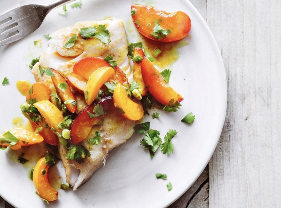 Гастрономический эксперимент: Запеченная рыба с фруктами как новый тренд