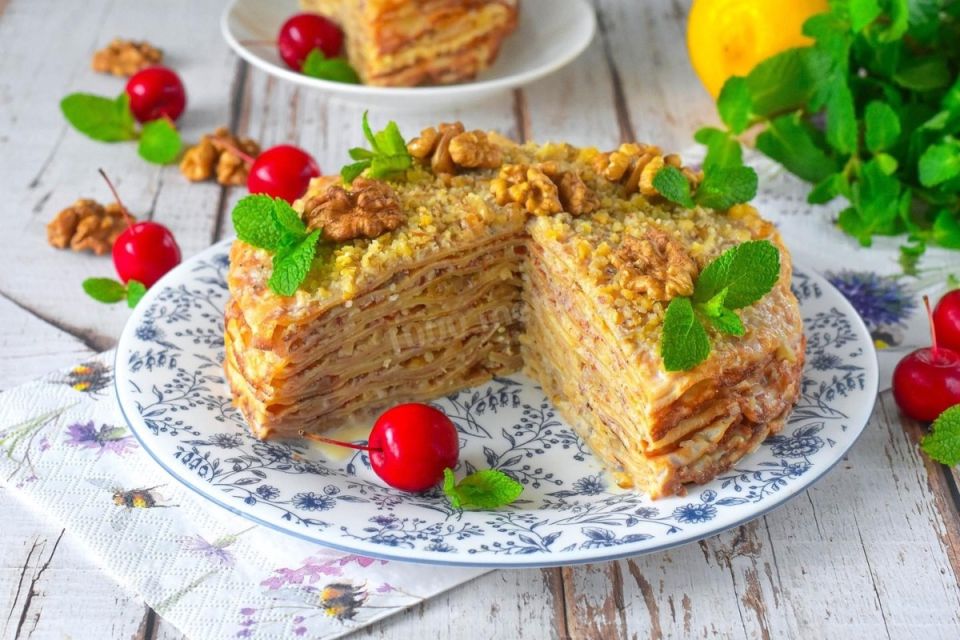 Классический римский пирог с блинами и орехами