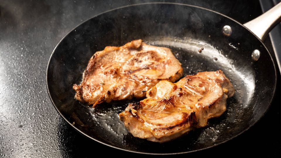 Черная от нагара сковорода будет сверкать чистотой: смешайте 3 простых продукта