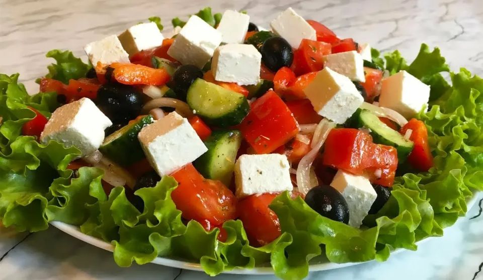Греческий салат: свежесть и вкус средиземноморья на вашем столе